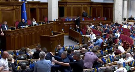 Після протестів і критики ЄС: Рада проголосувала за президентський законопроект про НАБУ і САП
