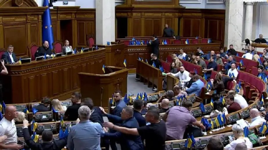 Після протестів і критики ЄС: Рада проголосувала за президентський законопроект про НАБУ і САП