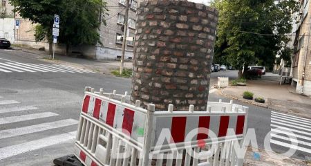 В Днепре установили новую афишную тумбу на месте демонтированной (ФОТО)