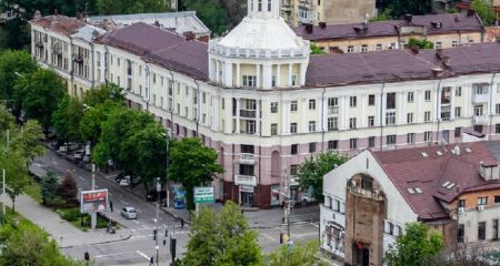 Літнй майданчик на набережній і ходильник на Яворницького: що демонтують у Дніпрі