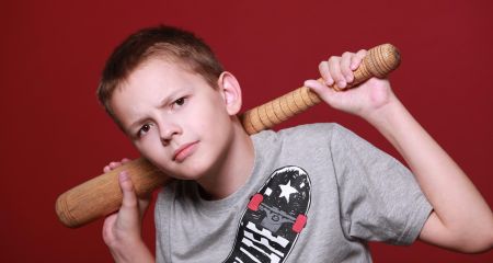 Хулиганские развлечения: в Днепре дети ломают заброшенные заправки известной сети (ВИДЕО)