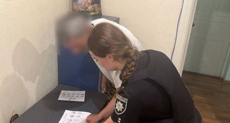 На Дніпропетровщині торговець зброєю пропонував 1000 доларів поліцейським