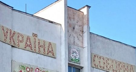 У Кам'янському з будівлі зняли легендарний годинник радянських чіасів (ФОТО)