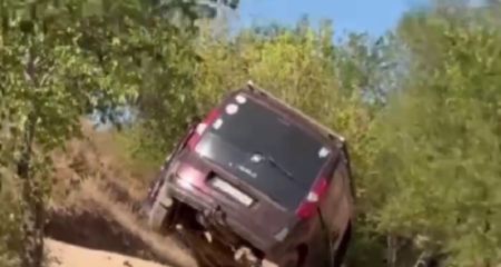 В Кривом Роге водитель припарковался на карьере, поставив автомобиль на дыбы (ВИДЕО)
