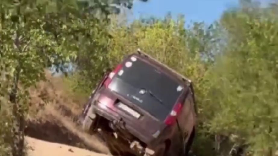 У Кривому Розі водій припаркувався на кар'єрі, поставивши автомобіль на дибки (ВІДЕО)