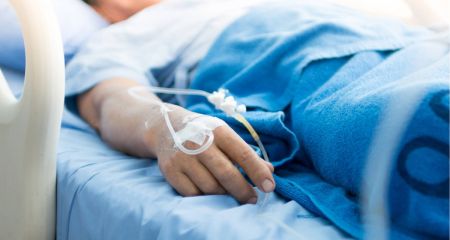 Снаряд залетів у будинок: у Дніпрі рятують жителя Нікополя, який через обстріл втратив дружину (ВІДЕО)