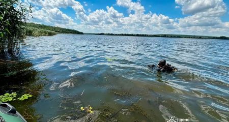 Під Дніпром з водойми витягнули потопельника
