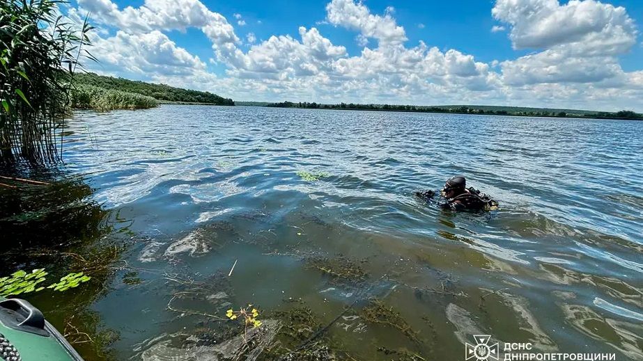 Под Днепром из водоема вытащили утопленника
