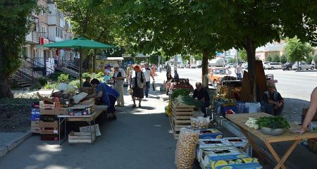 Шум, горы мусора и нарушения ПДД: в Днепре улица Инженерная превратилась в стихийный рынок (ФОТО)