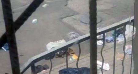 Домашние разборки: в центре Днепра девушка выбрасывала из окна на улицу вещи (ВИДЕО)