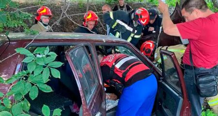 На Дніпропетровщині рятувальники деблокували водія з пошкодженої автівки