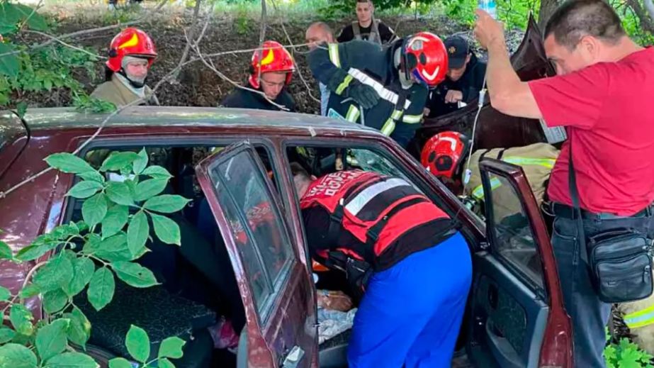 На Днепропетровщине спасатели деблокировали водителя из поврежденного автомобиля