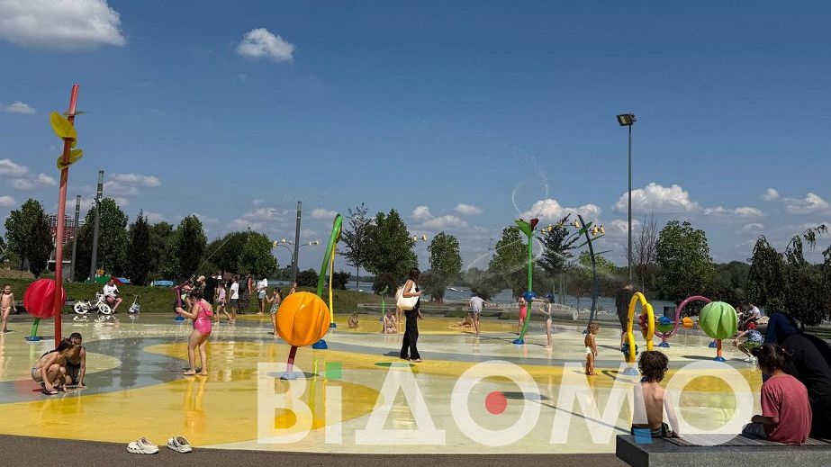Як у Дніпрі діти влаштували пляжний сезон у фонтані (ФОТО, ВІДЕО)