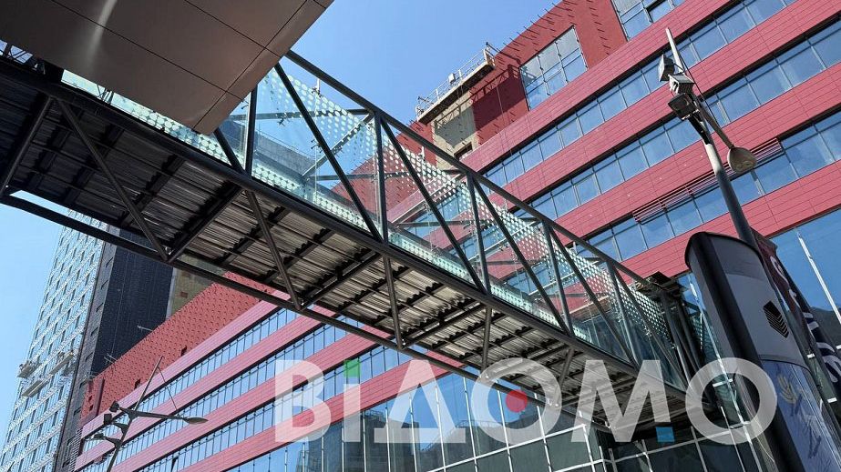 Как в Днепре в "Мост-Сити" достраивают стеклянный переход (ФОТО, ВИДЕО)