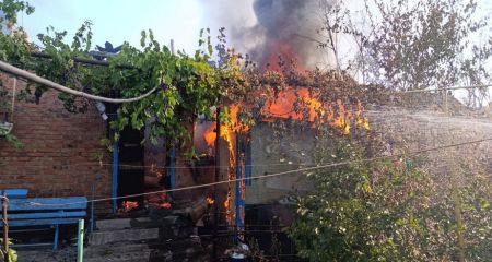 Зайнявся ліс і горіли автомобіли: упродовж 18 серпня росіяни обстріляли два райони Дніпропетровщини (ФОТО)
