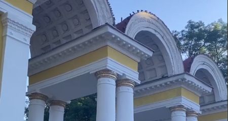 У місті на Дніпропетровщині арку стадіону перетворили на місце весільних фотосесій (ВІДЕО)
