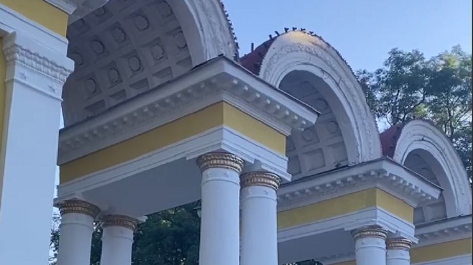 У місті на Дніпропетровщині арку стадіону перетворили на місце весільних фотосесій (ВІДЕО)