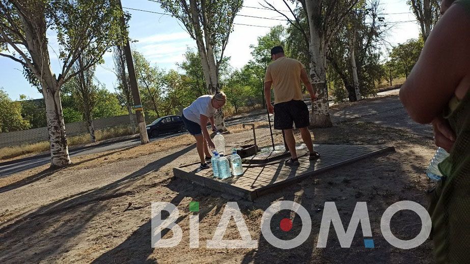 В Каменском люди выстроились в очереди к колонкам из-за массового отключения воды (ФОТО, ВИДЕО)