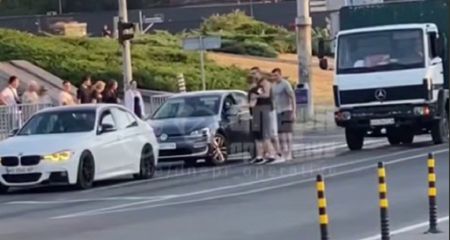 У Дніпрі неподалік Фестивального причалу водії влаштували бійку на дорозі (ВІДЕО)