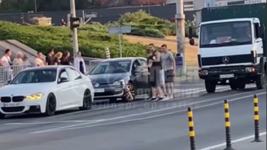 В Днепре у Фестивального причала водители устроили драку на дороге (ВИДЕО)