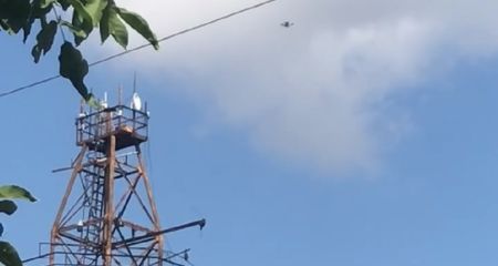 В Марганце жители города сняли, как дрон атакует вышку мобильной связи (ВИДЕО)
