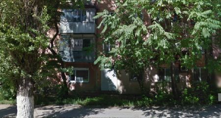 У Кам'янському впала труба, що тримала піддашок під'їзду: конструкція тримається на "чесному слові" (ВІДЕО)