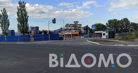 В Каменском начали разбирать разрушенный ракетным ударом "Эпицентр" (ВИДЕО)
