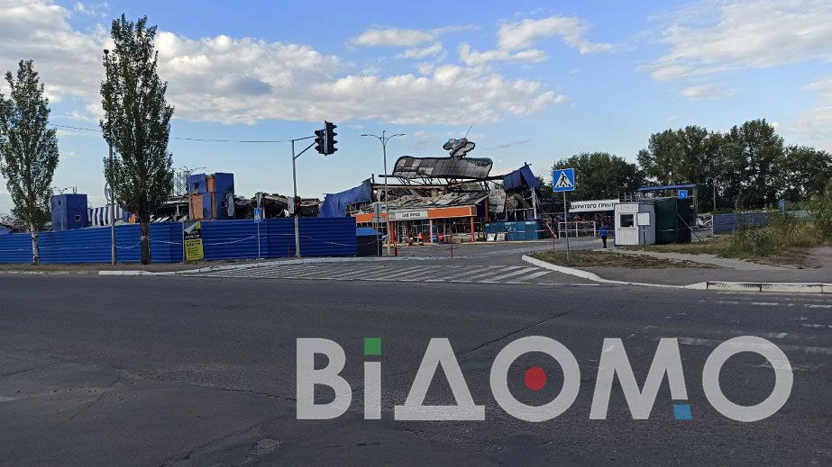 В Каменском начали разбирать разрушенный ракетным ударом "Эпицентр" (ВИДЕО)