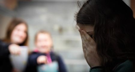 Били та плювали в обличчя: у Кривому Розі група підлітків познущалася над школяркою (ВІДЕО)