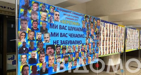 У Дніпрі на станції метро виставили світлини зниклих безвісти захисників (ФОТО, ВІДЕО)