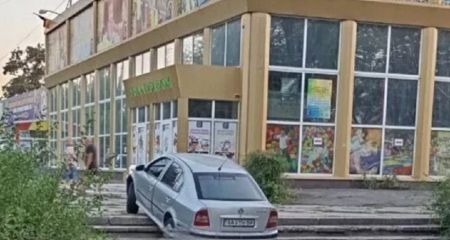 В Днепре водитель умудрился припарковать легковушку на лестнице (ФОТО)