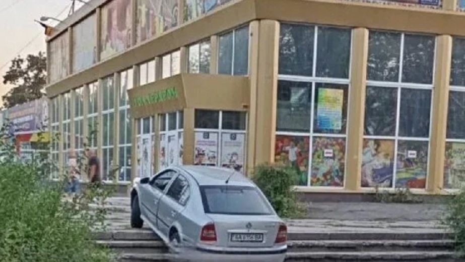 В Днепре водитель умудрился припарковать легковушку на лестнице (ФОТО)