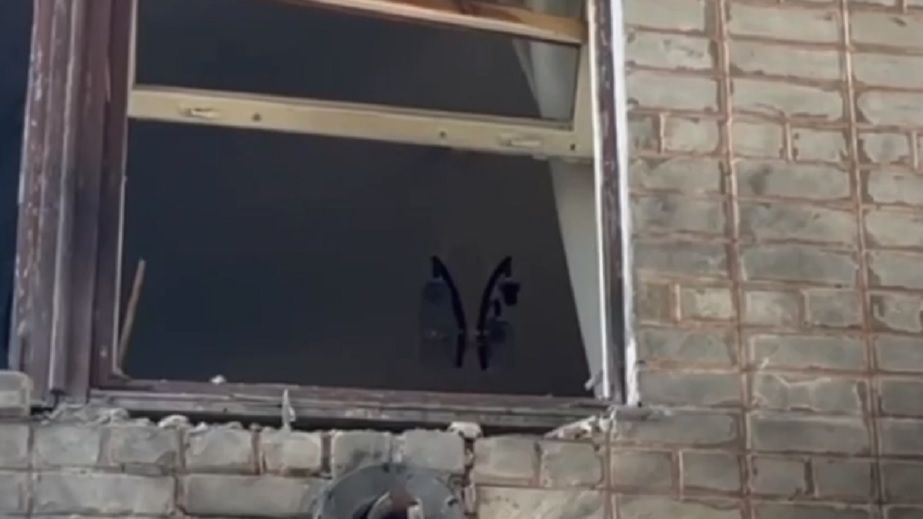 У Межовій на Дніпропетровщині ворожий дрон поцілив у редакцію місцевого ЗМІ (ВІДЕО)