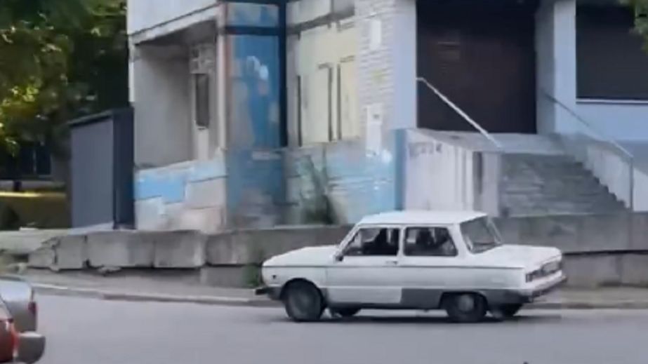 В Днепре подростки устроили гонку на "Запорожце" и чуть не сбили детей (ВИДЕО)