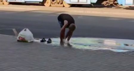 В Днепре возле вокзала мужчина устроил себе купальню на обочине дороги (ВИДЕО)