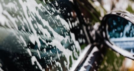 У Дніпрі пара влаштувала "пінне шоу" на автомийці під час тривоги (ФОТО)