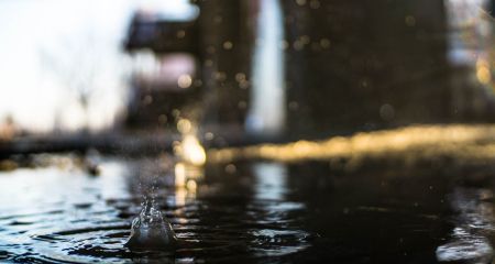 У Дніпрі одну з вулиць затоплює вже більше тижня: місцевий житель погрожує підірвати трубу (ВІДЕО)