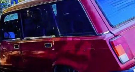 У Кам'янському авто провалилося у нашвидкоруч закопану комунальниками яму (ВІДЕО)
