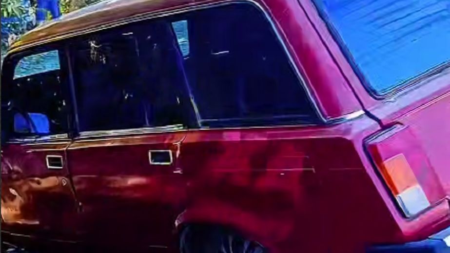 В Каменском авто провалилось в наскоро зарытую коммунальщиками яму (ВИДЕО)