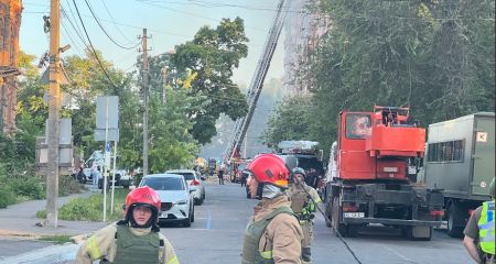 У Дніпрі на місці ракетного удару тривають пошуки людей під завалами