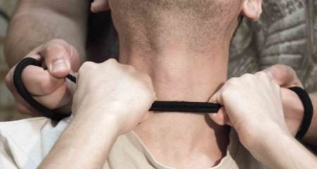 В Кривом Роге мужчина в военной форме душил ребенка посреди улицы (ВИДЕО)