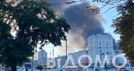 Чорний густий дим огорнув Дніпро: пожежа на комбайновому заводі у Дніпрі (ВІДЕО)