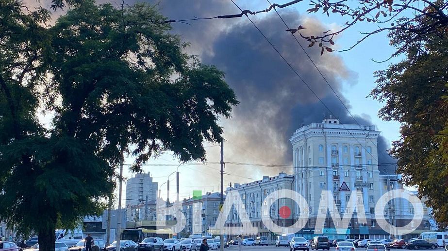 Чорний густий дим огорнув Дніпро: пожежа на комбайновому заводі у Дніпрі (ВІДЕО)