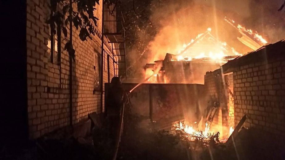 На Дніпропетровщині росіяни поцілили дроном у пожежну частину (ФОТО)