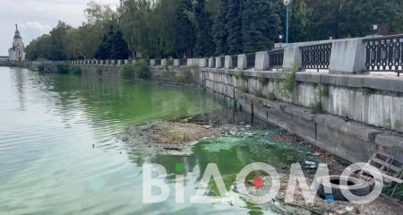 Сморід на всю набережну: у центрі Дніпра в річку стікає невідома хімічна речовина (ФОТО, ВІДЕО)