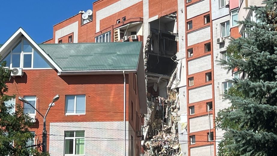Ракетный удар по Днепру: спасатели ночью искали троих пропавших людей