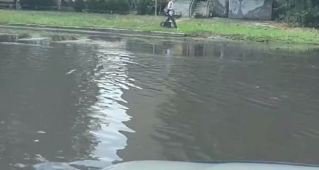 В городе на Днепропетровщине появился "заколдованный" перекресток, который превращается в озеро после дождя (ВИДЕО)
