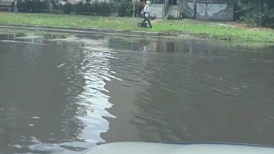 В городе на Днепропетровщине появился "заколдованный" перекресток, который превращается в озеро после дождя (ВИДЕО)