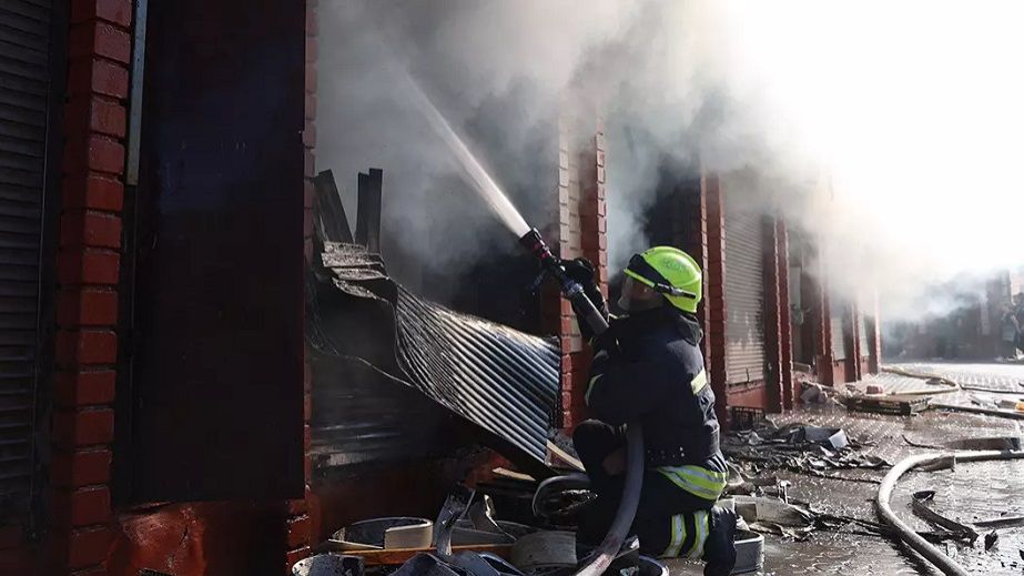 Рятувальники показали кадри гасіння пожежі на "Озерці" (ФОТО)