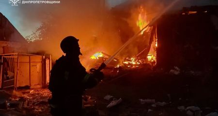 Рятувальники показали, як гасили пожежу у Нікополі після ворожого обстрілу дронами